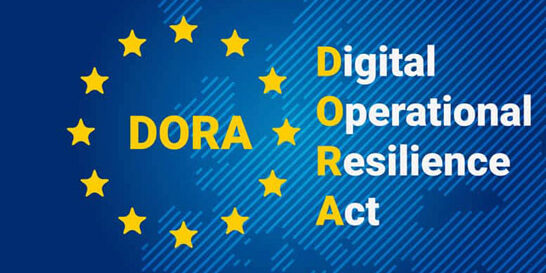 Grafische weergave met de tekst 'DORA Digital Operational Resilience Act' naast een gestileerde Europese vlag met gele sterren in een cirkel op een blauwe achtergrond, wat wijst op de EU-regelgeving die de digitale veerkracht van operationele systemen adresseert.